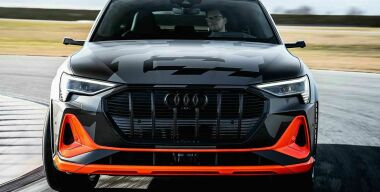 Названы российские цены на спортивный кроссовер Audi