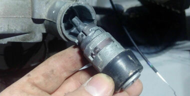 Почему и как часто нужно смазывать автомобильный замок зажигания