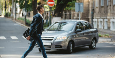 Названы самые «аварийные» часы для пешеходов