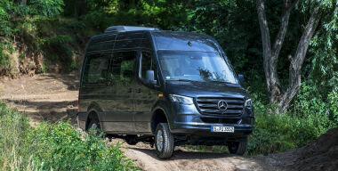 Зачем Mercedes-Benz Sprinter получил двери «автобусного типа»