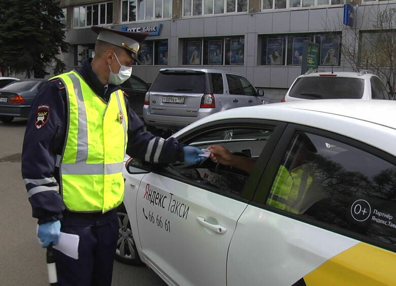 Изображение Как ГИБДД штрафует пассажиров такси за езду без перчаток