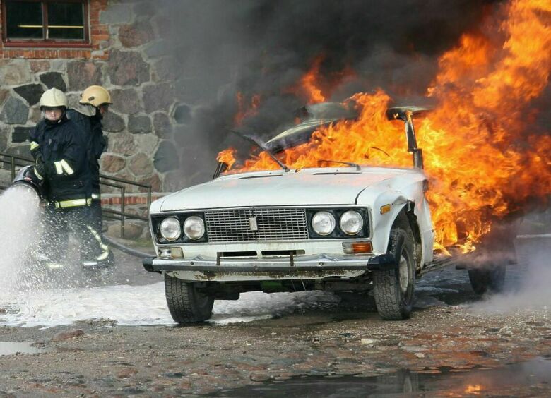 Изображение Почему огнетушитель в автомобиле — бесполезный аксессуар