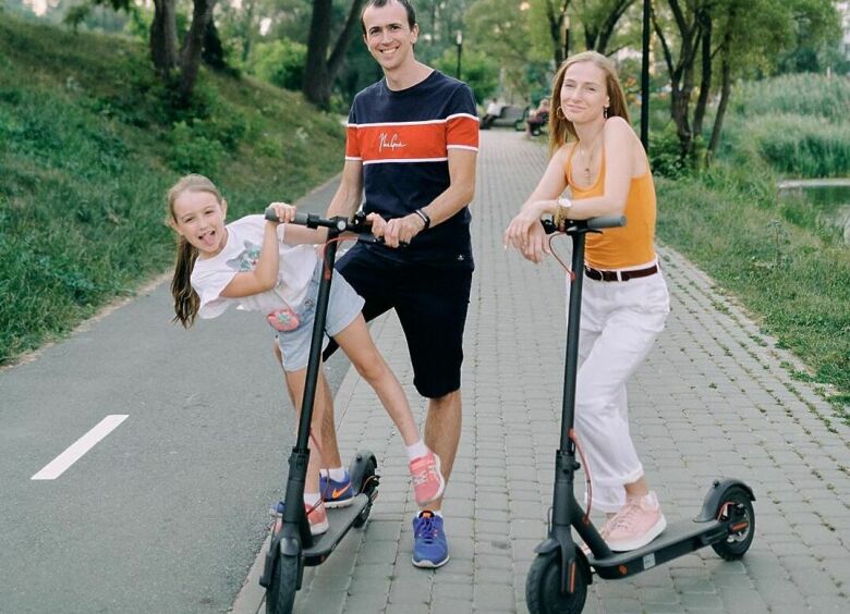 Изображение ГИБДД жестко оштрафовала москвича за езду с сыном на электросамокате