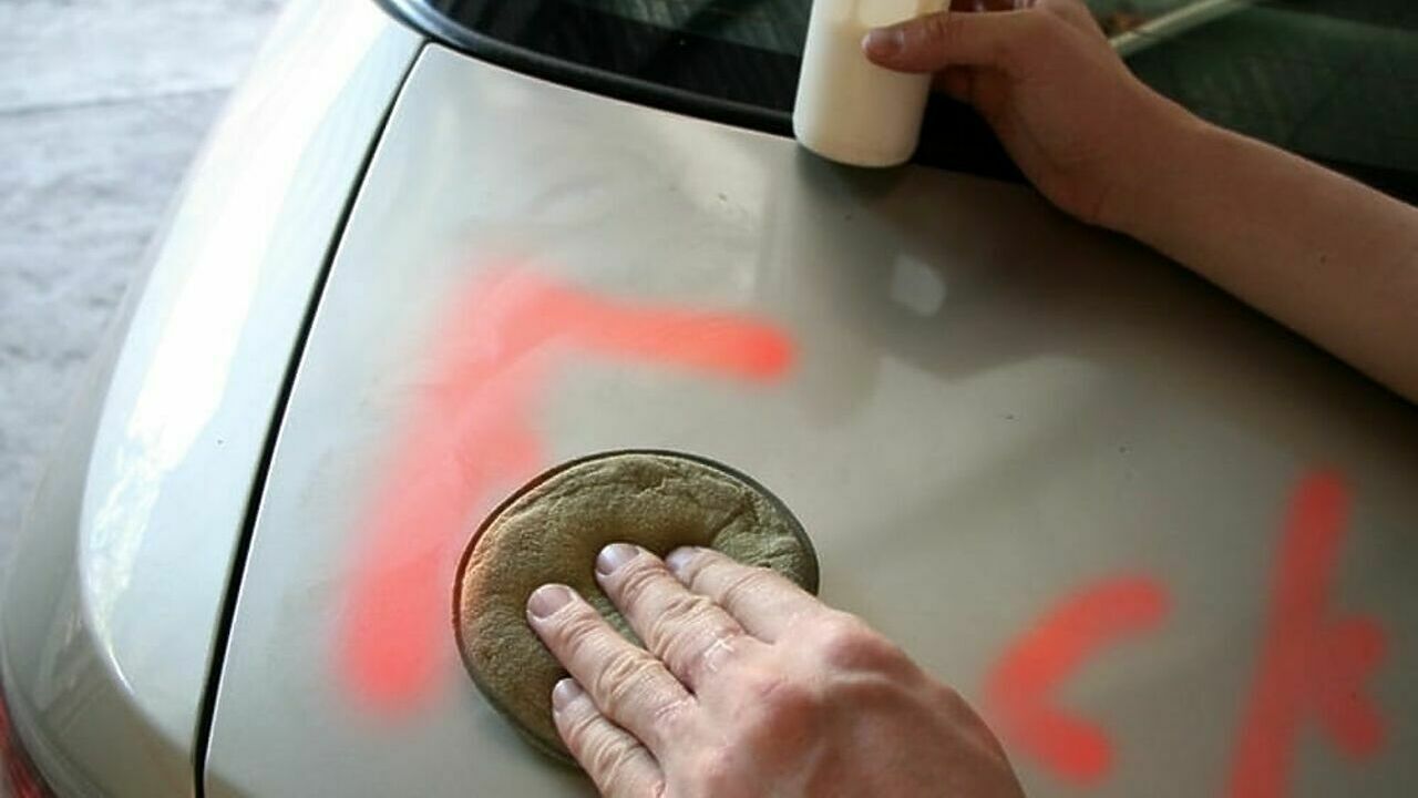 Чем можно отмыть автомобиль. Счищает краску с кузова. Стер лак с автомобиля. Испорченная машина краской. Клеящая краска на машину.