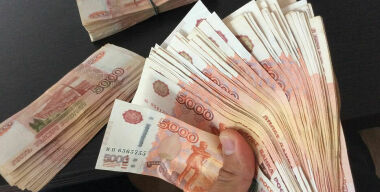 Краснодарские гаишники рассовали по патрульным машинам больше миллиона рублей