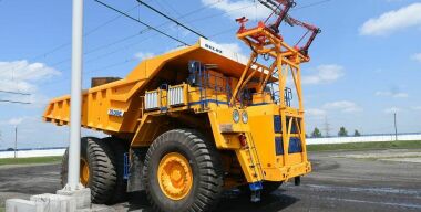 БелАЗ выпустил первый самосвал-троллейбус