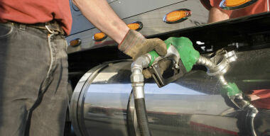 Россиянам обещают рекордно дорогое дизтопливо этим летом