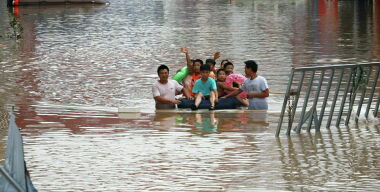 Geely помогает людям бороться с наводнениями