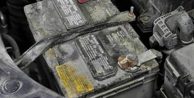 «Горячий» пуск: 4 причины неожиданной поломки автомобильного аккумулятора в жару