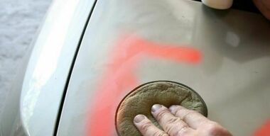 Как убирают с машины следы клея и наслоение старой грязи профессионалы