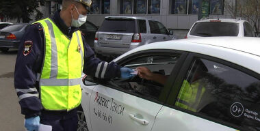 Как ГИБДД штрафует пассажиров такси за езду без перчаток