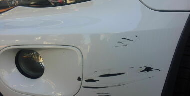 Почему облезает бампер авто и как избежать его некачественного ремонта