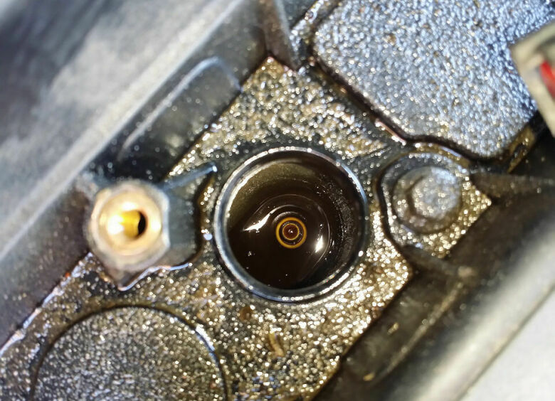 Изображение О чем говорит масло в свечных колодцах двигателя