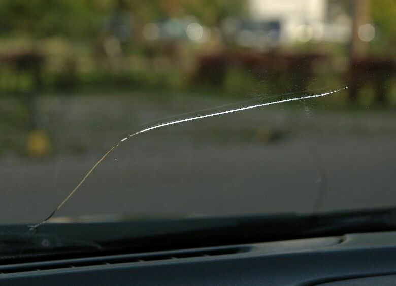 Изображение Почему бессмысленно ремонтировать трещины на лобовом стекле