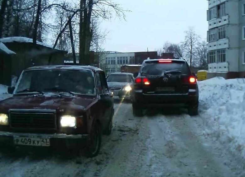 Изображение Кто должен уступать при встречном разъезде во дворе