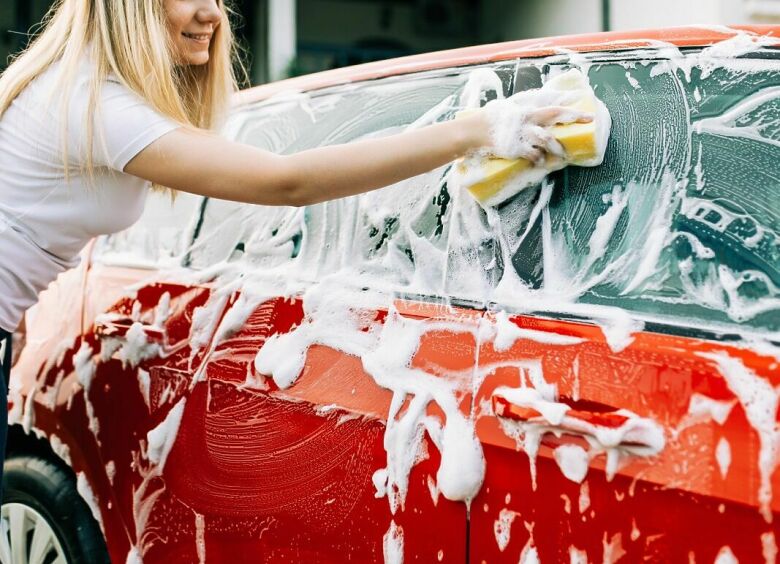 Изображение Почему летом автомобиль нужно мыть много чаще, чем зимой