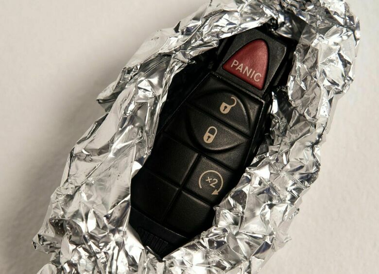 Изображение Зачем матерые водители заворачивают ключи в фольгу