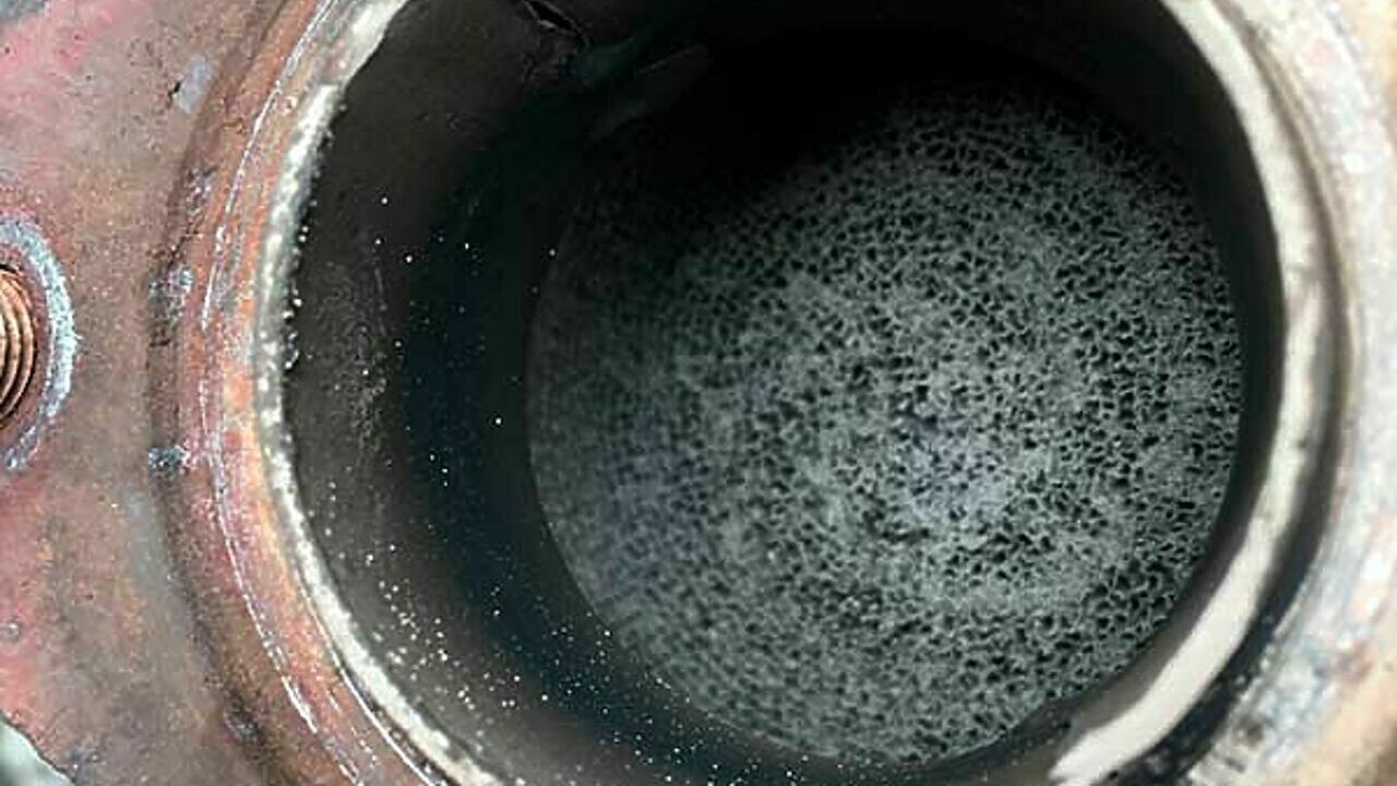 Какие симптомы забитого катализатора. Оплавленный катализатор. Катализатор внутри. Какие симптомы забитого катализатора. Оплавился катализатор.