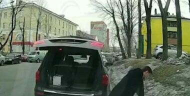 За выброшенный из машины мусор чиновника выгнали из «Единой России»