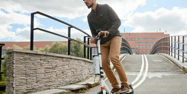 В России впервые посадили за решетку самокатчика