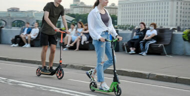 На дорогах каких российских городов больше всего гоняют на электросамокатах