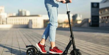 ГИБДД оштрафовала девушку за езду на электросамокате без «прав»