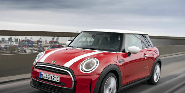 Названы рублевые цены на рестайлинговые хетчбэки MINI