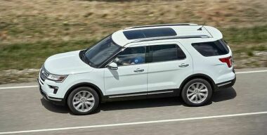 Ford отзывает кроссоверы Explorer из-за отрывающихся на скорости рейлингов
