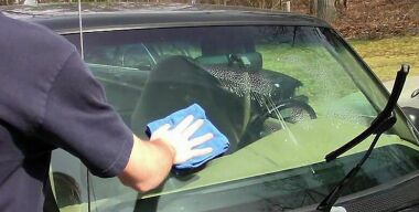 Как самостоятельно и очень дешево убрать царапины на стеклах машины