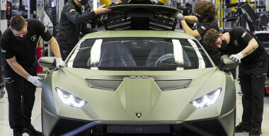 Плевать на кризис: миллионеры расхватывают суперкары Lamborghini, как горячие пирожки