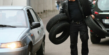 Почему россияне ринулись массово скупать летние автомобильные шины