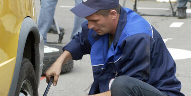 Как покрасить колесные диски, не снимая их с автомобиля