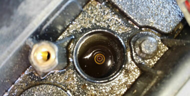 О чем говорит масло в свечных колодцах двигателя