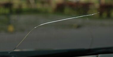 Почему бессмысленно ремонтировать трещины на лобовом стекле