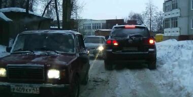 Кто должен уступать при встречном разъезде во дворе