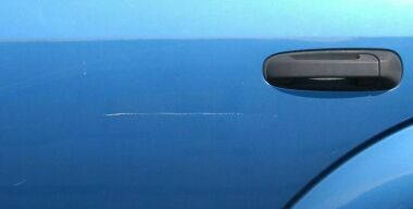 Простой способ убрать царапину на кузове автомобиля