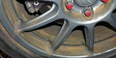 Как легко и быстро убрать несмываемый налет с легкосплавных дисков