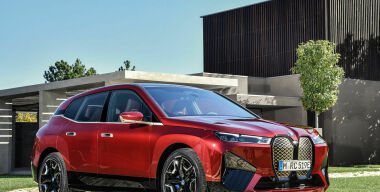 Названы российские цены новейшего электрокроссовера BMW iX