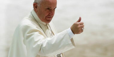 Папа римский Франциск оценил новый FIAT 500