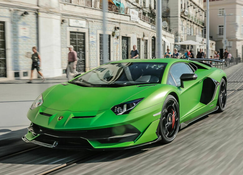 Изображение У Lamborghini Aventador на ходу может открыться капот