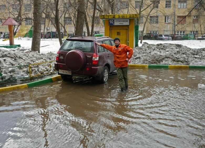 Изображение Почему опасно парковать автомобиль в луже