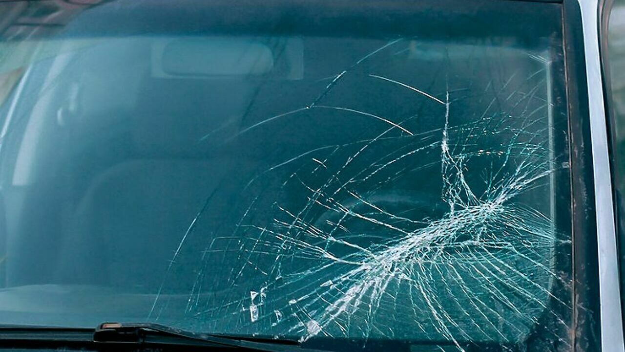 Лобовое стекло автомобиля. Трещина на лобовом стекле. Треснутое лобовое стекло. Ветровое стекло автомобиля.