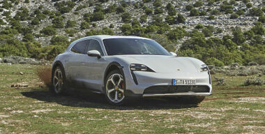 Названы российские цены на универсал Porsche Taycan