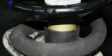 Для чего в машине нужно возить кусок водопроводного шланга