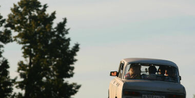 Зачем на обочинах региональных дорог расставляют трехлитровые банки с пакетами