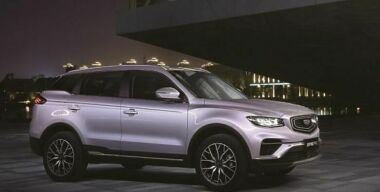 Названы сроки появления в России нового кроссовера Geely Atlas PRO