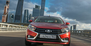Почему неожиданно подешевела популярная версия LADA Vesta