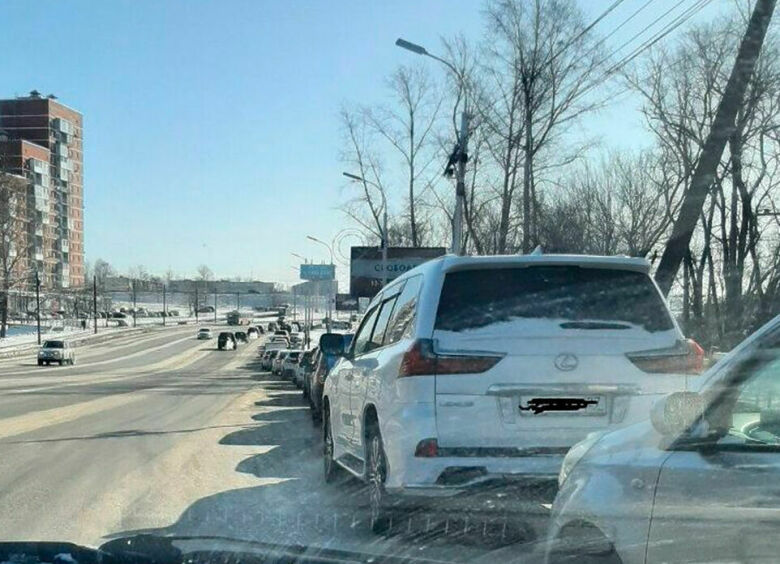 Изображение В цене бензина 100 рублей за литр власти обвинили водителей