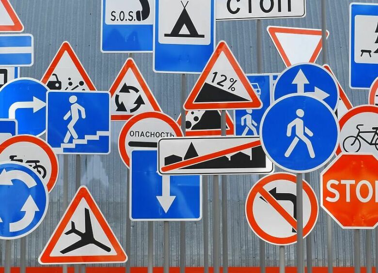 Изображение ГИБДД хочет запретить дорожные знаки уменьшенного размера