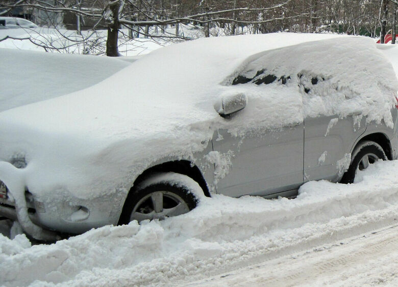 Изображение Почему опасно слишком часто чистить от снега машину щеткой